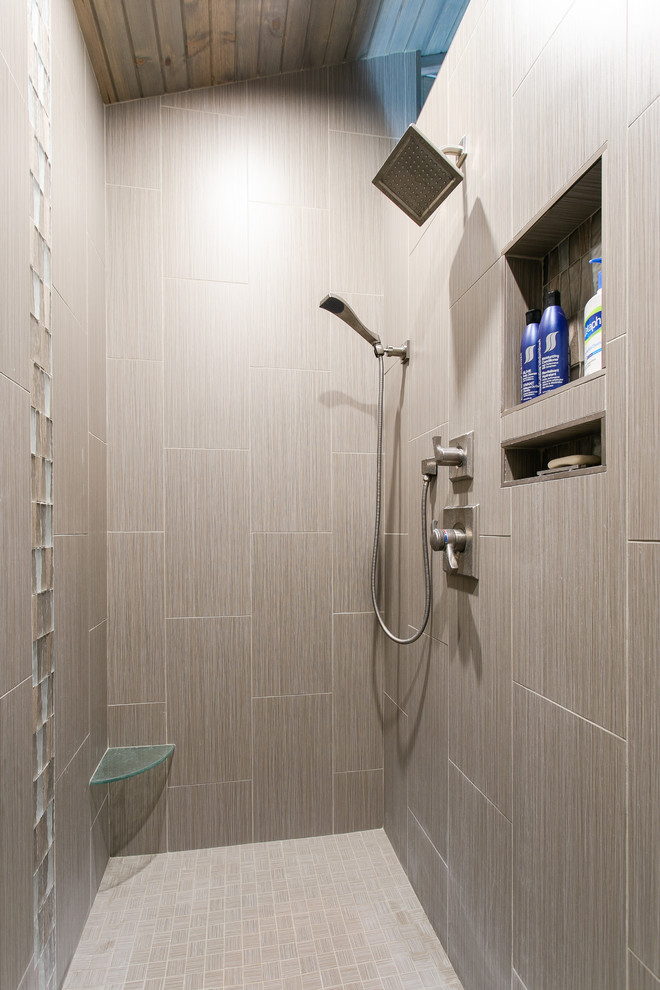 Ispirazione per una stanza da bagno padronale rustica di medie dimensioni con doccia aperta, piastrelle grigie, piastrelle in ceramica, pareti grigie e doccia aperta