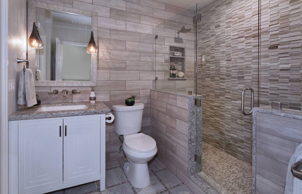 Пример оригинального дизайна: маленькая ванная комната в современном стиле с фасадами с утопленной филенкой, белыми фасадами, серой плиткой, плиткой мозаикой, бежевыми стенами, полом из керамогранита, врезной раковиной и столешницей из искусственного кварца для на участке и в саду