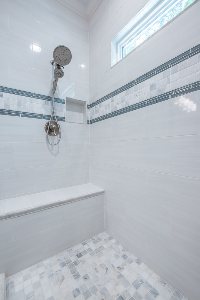 Inspiration för små moderna grått en-suite badrum, med luckor med profilerade fronter, vita skåp, en öppen dusch, vit kakel, grå väggar, klinkergolv i keramik, ett integrerad handfat, granitbänkskiva, vitt golv och dusch med gångjärnsdörr
