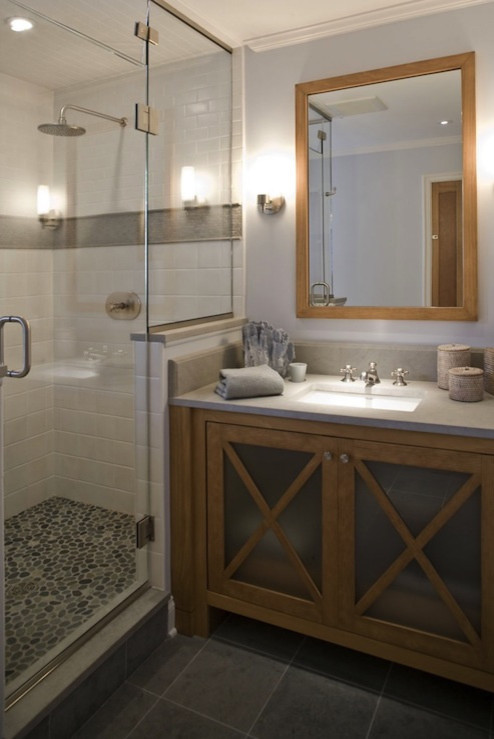 Diseño de cuarto de baño minimalista con lavabo sobreencimera, ducha a ras de suelo y baldosas y/o azulejos blancos