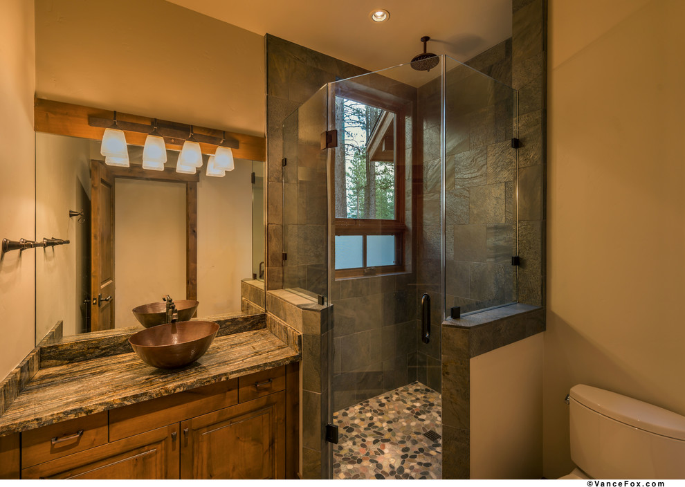 Cette photo montre une salle de bain montagne pour enfant avec un sol en carrelage de céramique, une vasque et un plan de toilette en granite.