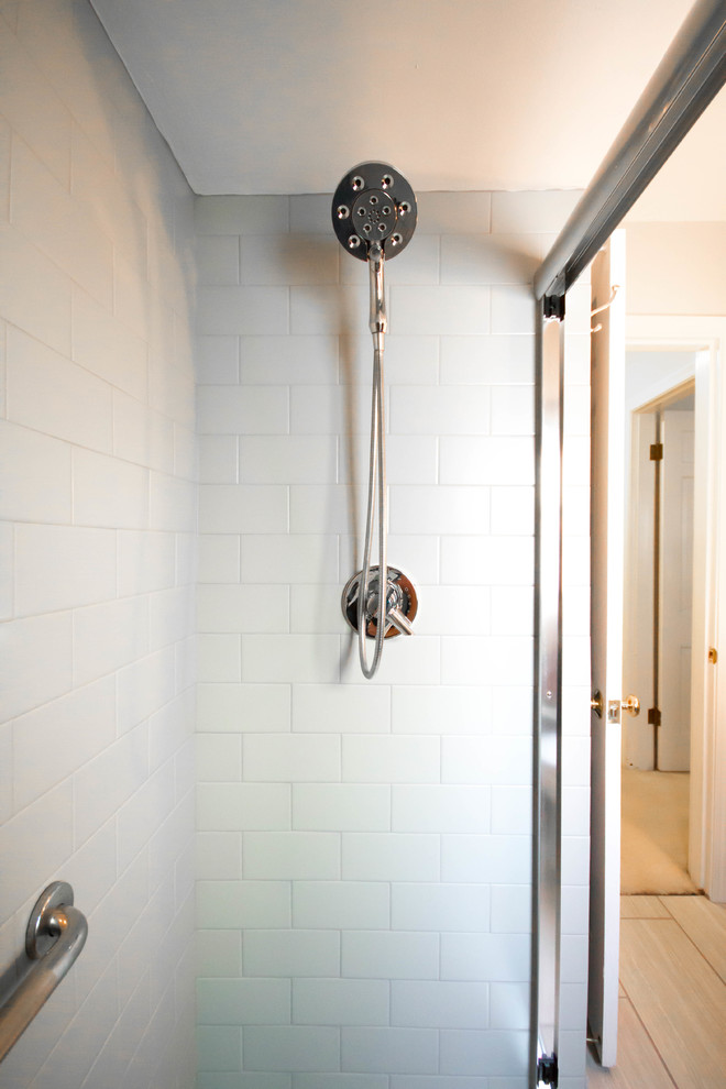 Пример оригинального дизайна: главная ванная комната среднего размера в стиле неоклассика (современная классика) с душем в нише, раздельным унитазом, серой плиткой, керамической плиткой, серыми стенами, полом из керамогранита, подвесной раковиной и душем с раздвижными дверями