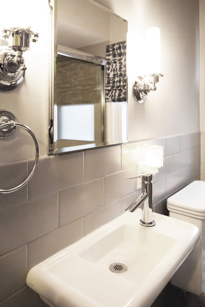 Идея дизайна: главная ванная комната среднего размера в стиле неоклассика (современная классика) с душем в нише, раздельным унитазом, серой плиткой, керамической плиткой, серыми стенами, полом из керамогранита, подвесной раковиной и душем с раздвижными дверями