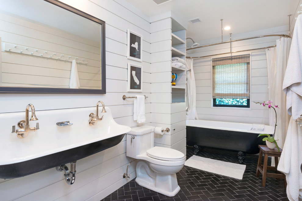 Идея дизайна: ванная комната в современном стиле с черными фасадами, серой плиткой, серыми стенами, полом из керамической плитки, душевой кабиной, раковиной с пьедесталом, столешницей из дерева, коричневым полом и белой столешницей