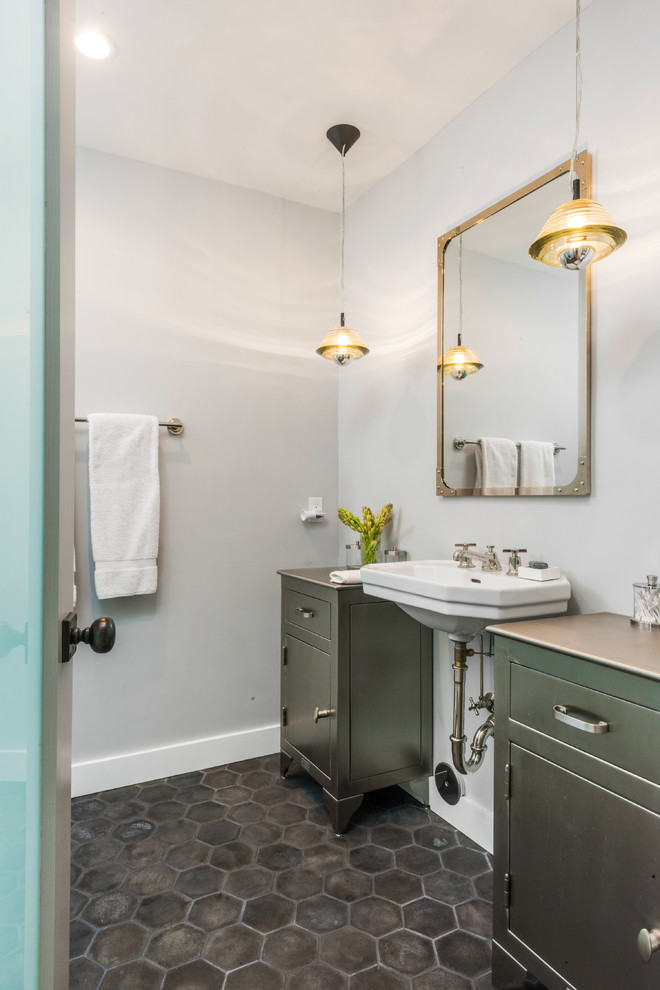 На фото: ванная комната в современном стиле с плоскими фасадами, серыми фасадами, серыми стенами, полом из керамической плитки, душевой кабиной, раковиной с пьедесталом, столешницей из нержавеющей стали, коричневым полом и серой столешницей с