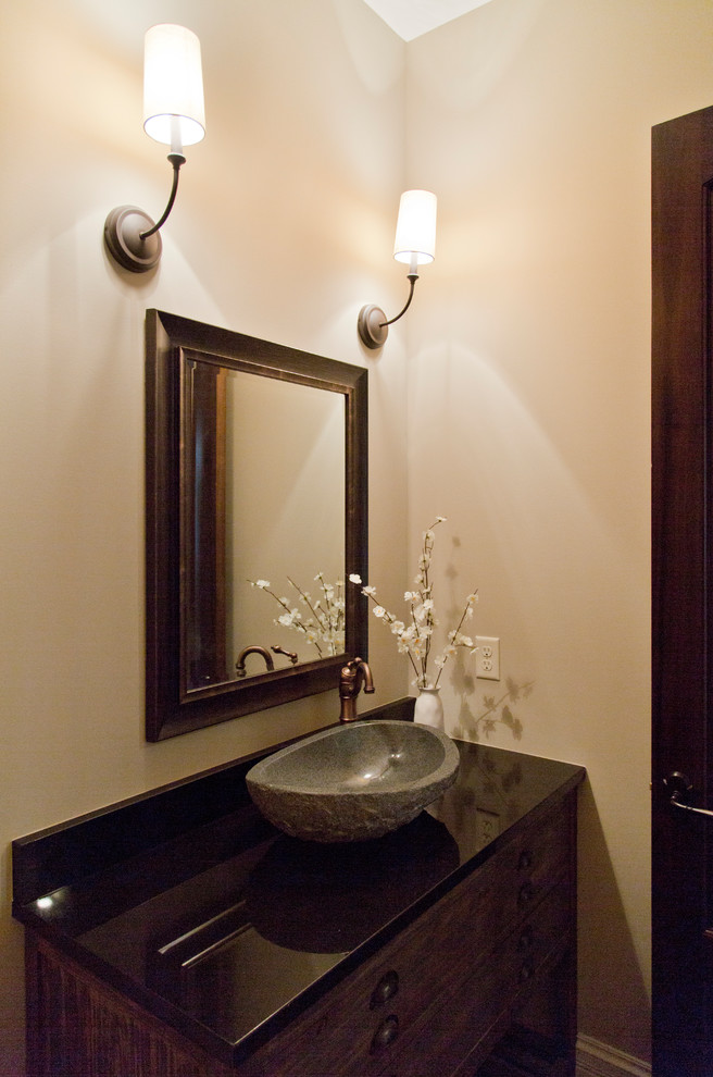 Idéer för att renovera ett litet lantligt svart svart badrum med dusch, med möbel-liknande, bruna skåp, beige väggar, mörkt trägolv, ett fristående handfat, granitbänkskiva och brunt golv
