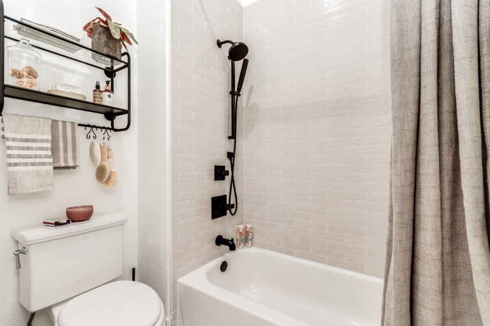 Exemple d'une douche en alcôve nature en bois vieilli avec une baignoire en alcôve, un mur blanc, un sol en carrelage de terre cuite, un lavabo encastré, un plan de toilette en quartz modifié, un sol blanc, une cabine de douche avec un rideau et un plan de toilette blanc.
