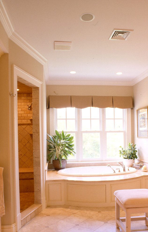 Idéer för ett stort klassiskt en-suite badrum, med ett platsbyggt badkar, en dusch i en alkov och beige väggar