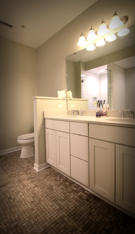 Idéer för mellanstora vintage en-suite badrum, med luckor med infälld panel, vita skåp, ett undermonterat badkar, en hörndusch, vit kakel, tunnelbanekakel, mosaikgolv, ett undermonterad handfat och bänkskiva i kvarts