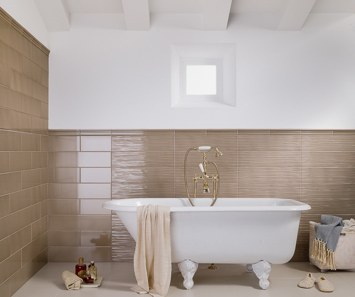 Idées déco pour une salle de bain moderne avec une baignoire sur pieds, un combiné douche/baignoire, un carrelage marron, des carreaux de porcelaine, un mur multicolore et un sol en carrelage de porcelaine.