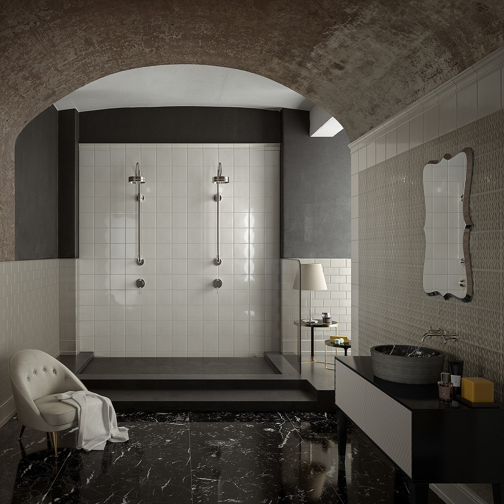 Идея дизайна: большая главная ванная комната в современном стиле с черными фасадами, открытым душем, серой плиткой, керамической плиткой, серыми стенами, полом из керамогранита, настольной раковиной, столешницей из дерева и открытым душем