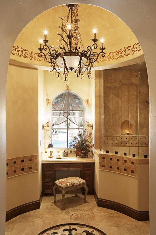 Пример оригинального дизайна: огромная ванная комната в средиземноморском стиле