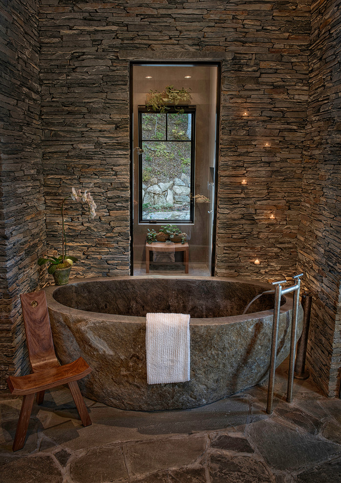 Immagine di una stanza da bagno stile rurale con vasca freestanding