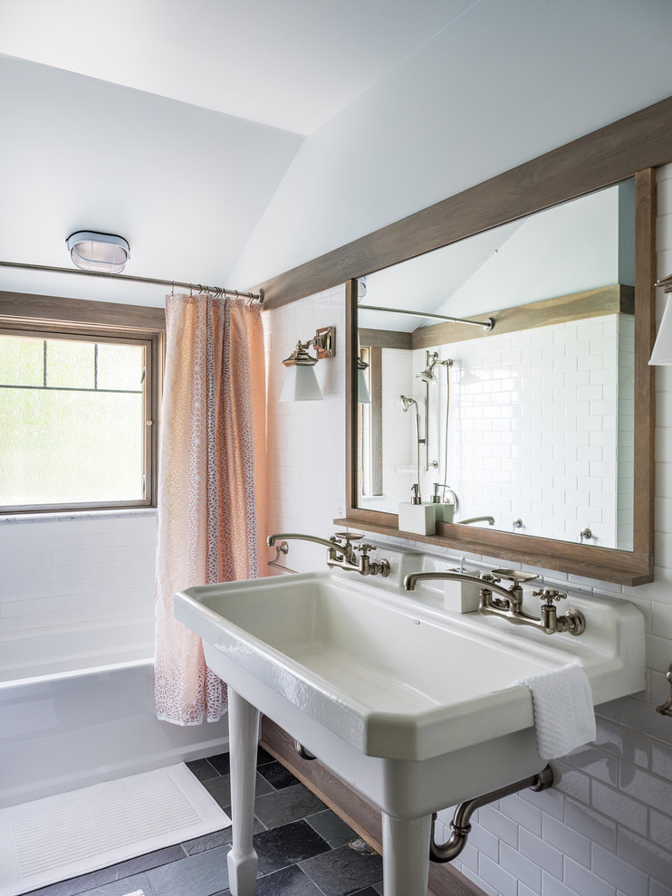 Idéer för att renovera ett stort rustikt en-suite badrum, med öppna hyllor, ett badkar i en alkov, en dusch/badkar-kombination, vit kakel, keramikplattor, vita väggar, skiffergolv, ett avlångt handfat, svart golv och dusch med duschdraperi