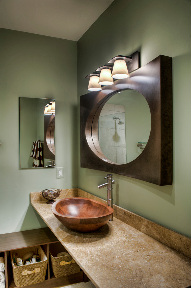 Asiatisk inredning av ett mellanstort badrum med dusch, med ett fristående handfat, öppna hyllor, skåp i mörkt trä, marmorbänkskiva, en hörndusch, en toalettstol med hel cisternkåpa, gröna väggar och klinkergolv i keramik
