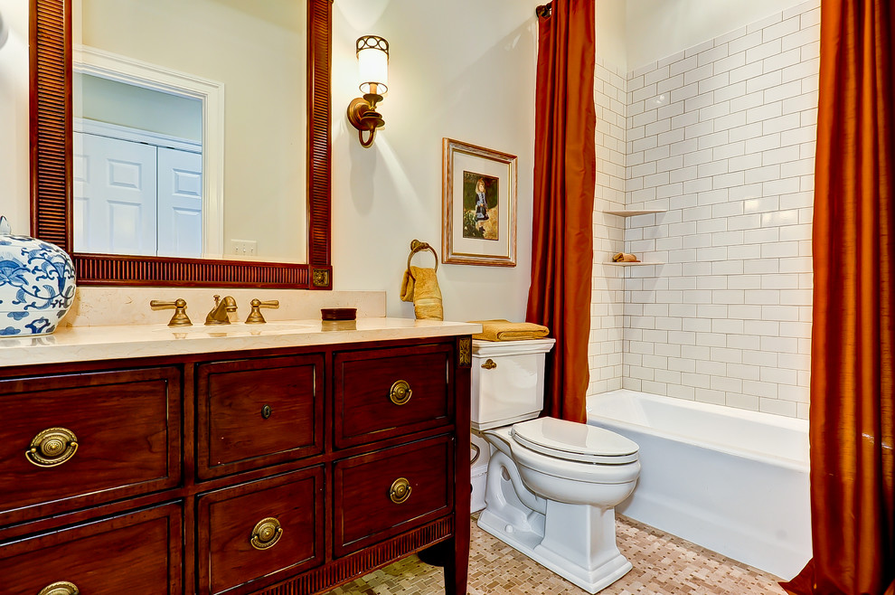 Foto di una stanza da bagno tradizionale con top beige