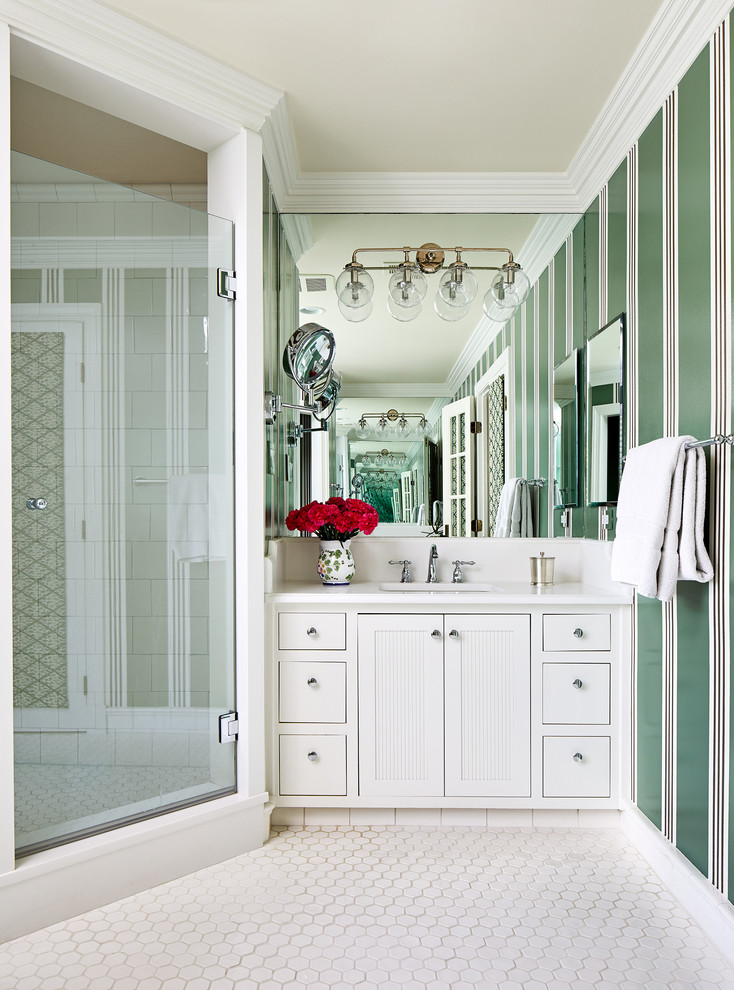 ワシントンD.C.にある中くらいなトランジショナルスタイルのおしゃれな浴室 (白いキャビネット、置き型浴槽、白い洗面カウンター) の写真