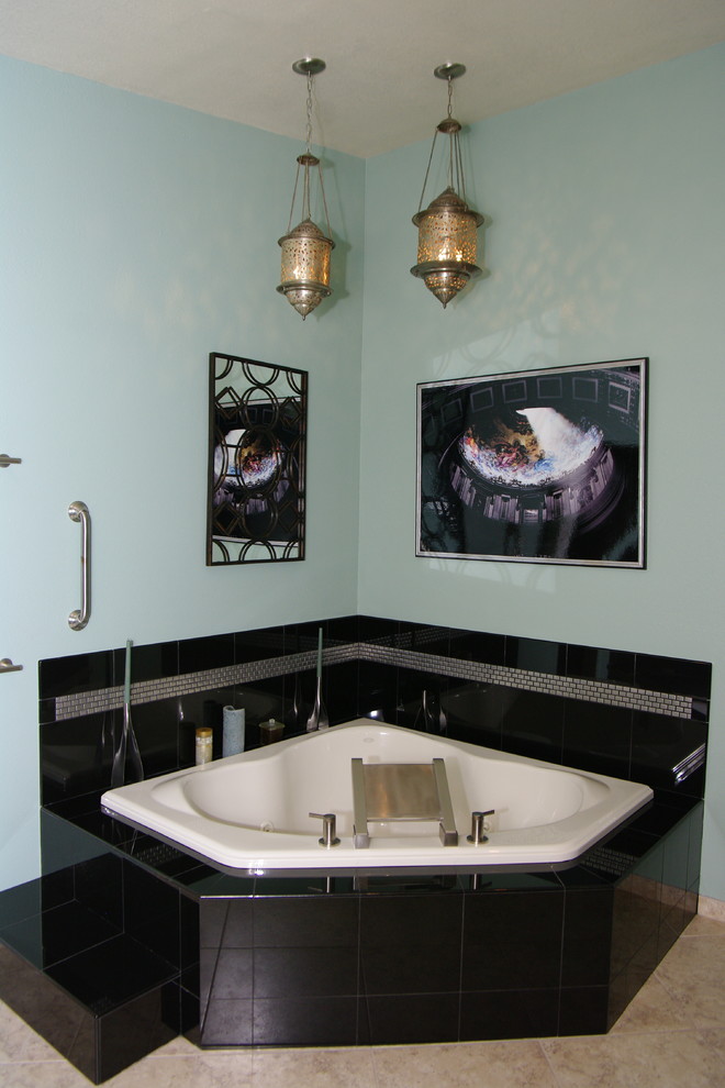Klassisk inredning av ett mycket stort badrum, med en jacuzzi, svart kakel, blå väggar, travertin golv och beiget golv