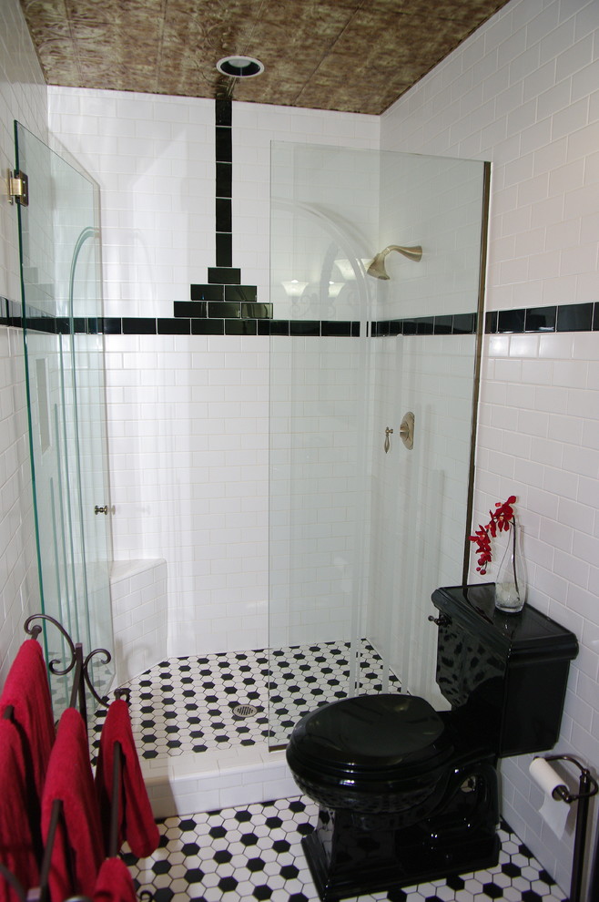 Пример оригинального дизайна: огромная ванная комната в классическом стиле с фасадами островного типа, черными фасадами, душем в нише, белой плиткой, плиткой кабанчик, белыми стенами, полом из керамической плитки, душевой кабиной, врезной раковиной, столешницей из искусственного кварца, белым полом и душем с распашными дверями