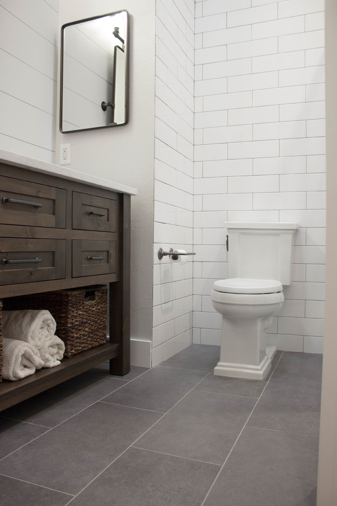 Idéer för lantliga vitt badrum, med möbel-liknande, skåp i mellenmörkt trä, vit kakel, tunnelbanekakel, vita väggar, klinkergolv i porslin, bänkskiva i kvarts och grått golv
