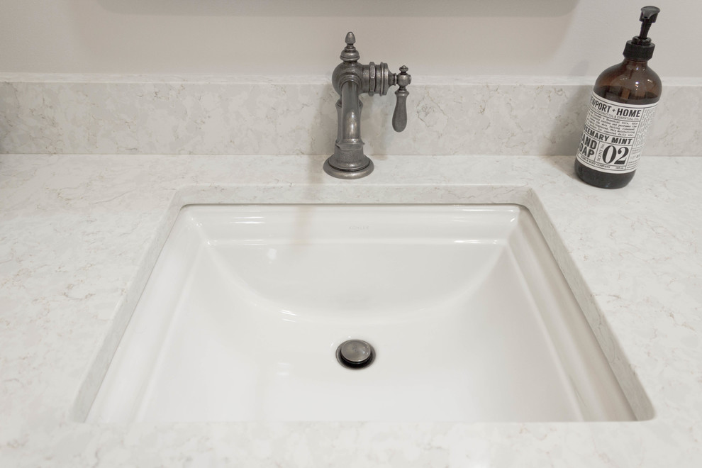 Ejemplo de cuarto de baño campestre con baldosas y/o azulejos blancos, baldosas y/o azulejos de cemento, encimera de cuarzo compacto, encimeras blancas y lavabo bajoencimera