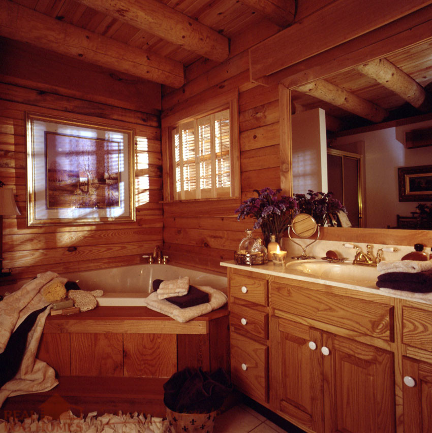Esempio di una stanza da bagno con ante con bugna sagomata, ante in legno scuro, vasca ad angolo e lavabo da incasso