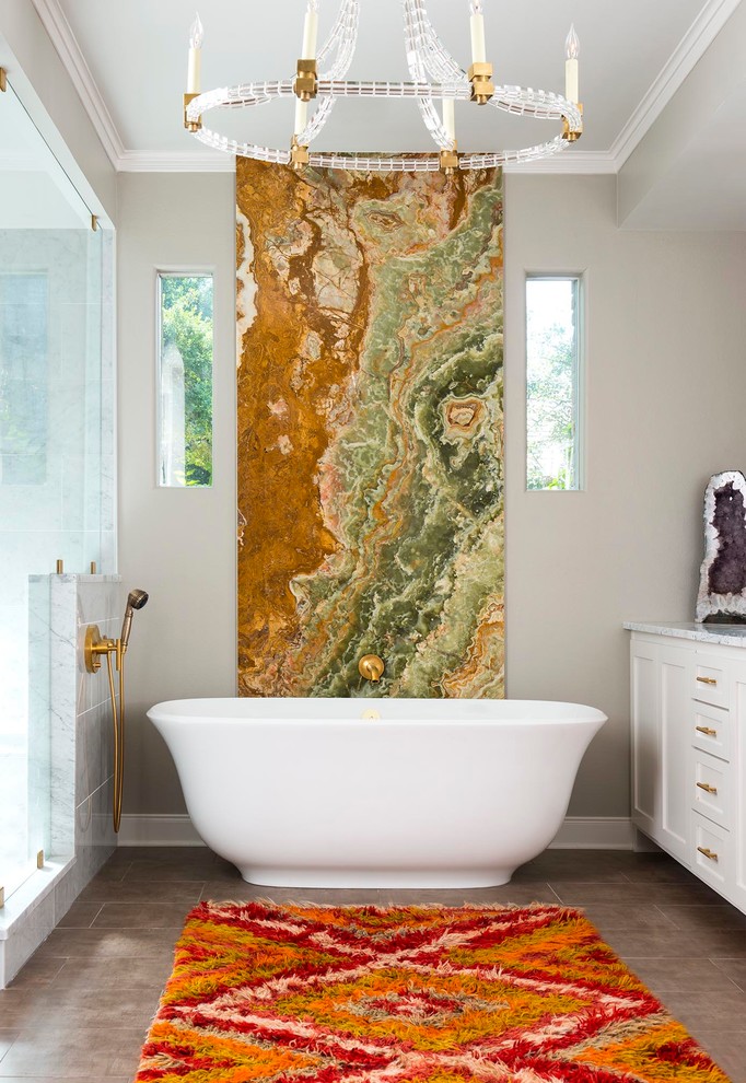 Klassisk inredning av ett mellanstort en-suite badrum, med skåp i shakerstil, vita skåp, ett fristående badkar, en dusch i en alkov, flerfärgad kakel, stenhäll, beige väggar, klinkergolv i porslin och marmorbänkskiva