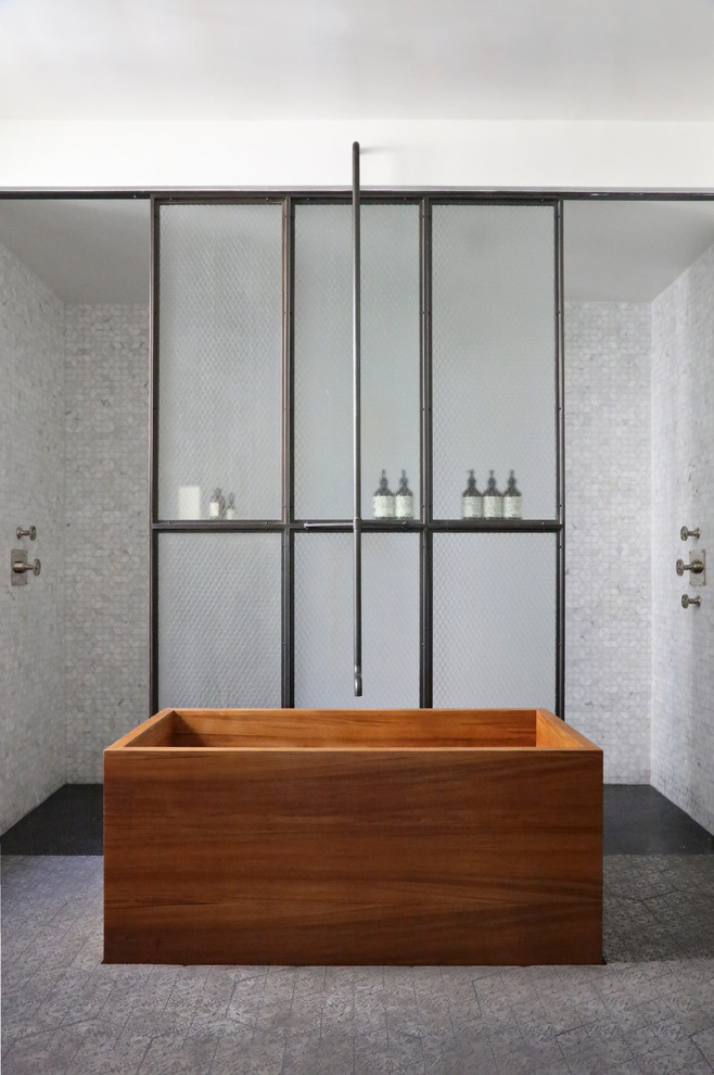 Идея дизайна: ванная комната в стиле лофт с отдельно стоящей ванной, открытым душем, белой плиткой, плиткой мозаикой и открытым душем