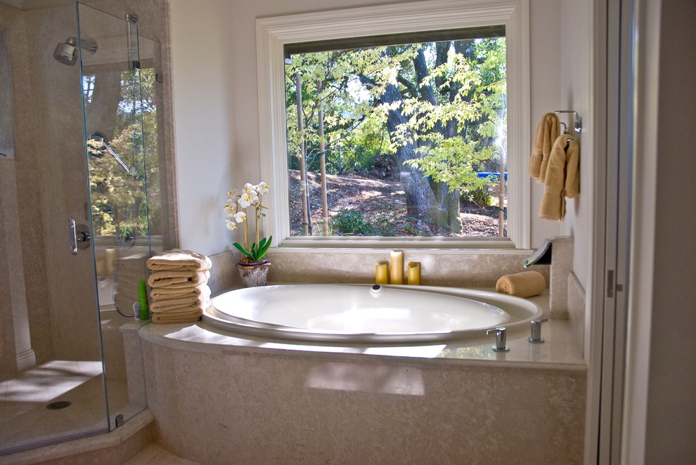 Источник вдохновения для домашнего уюта: большая главная ванная комната в классическом стиле с накладной ванной, угловым душем, бежевой плиткой, плиткой из листового камня, белыми стенами и душем с распашными дверями