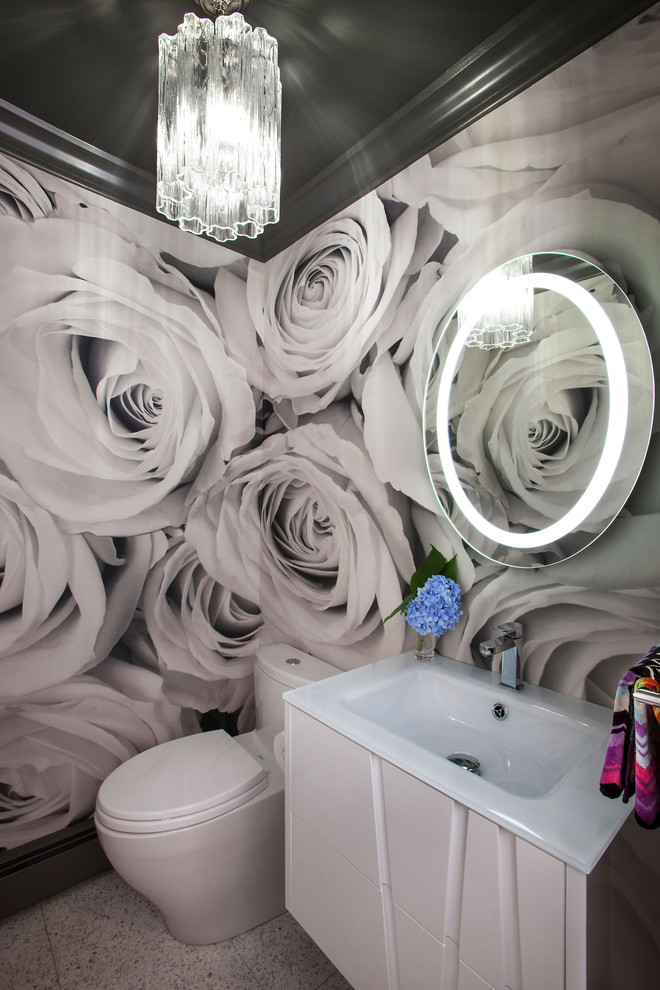 Imagen de cuarto de baño minimalista pequeño con puertas de armario blancas, sanitario de una pieza, paredes grises, suelo de terrazo, aseo y ducha, lavabo suspendido, encimera de vidrio, suelo multicolor y encimeras blancas