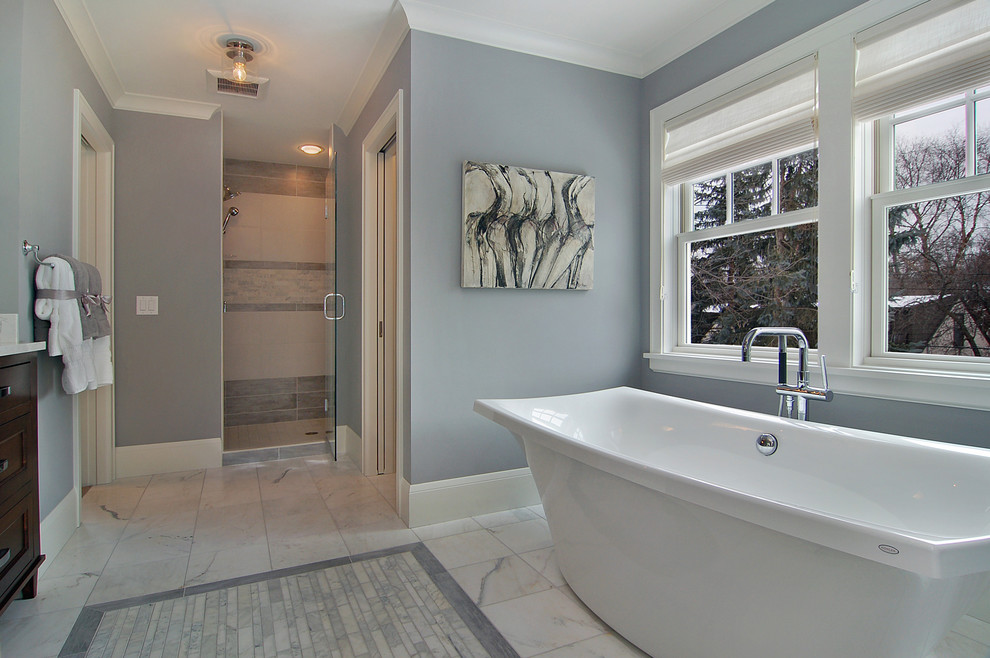 На фото: ванная комната в стиле неоклассика (современная классика) с отдельно стоящей ванной с