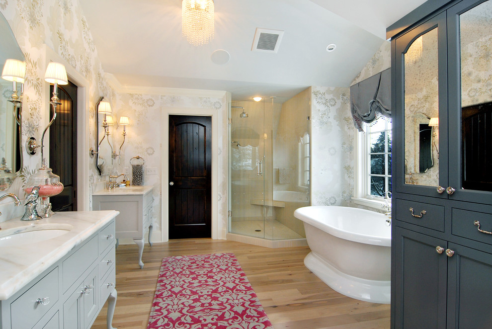 Immagine di una stanza da bagno boho chic con parquet chiaro