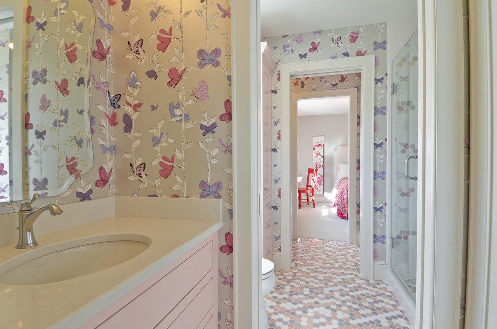 Foto på ett vintage badrum för barn, med en dusch i en alkov och flerfärgat golv