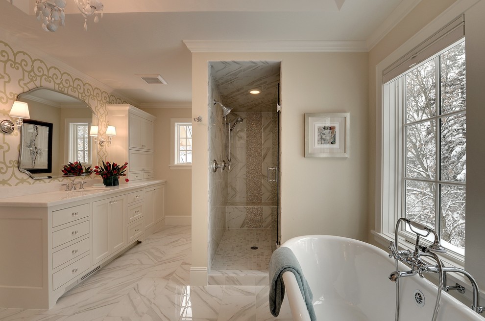 На фото: ванная комната в классическом стиле с белыми фасадами, отдельно стоящей ванной и душем в нише