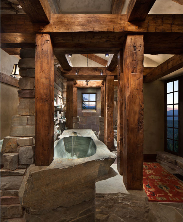 Пример оригинального дизайна: большая главная ванная комната в стиле рустика с гидромассажной ванной и полом из сланца