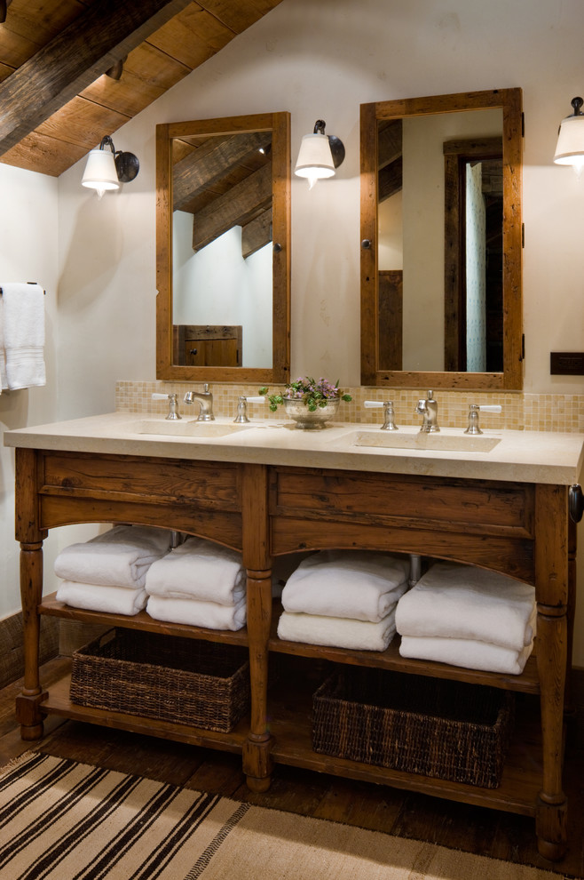 Exemple d'une salle de bain montagne avec un lavabo posé, une baignoire indépendante et un mur beige.