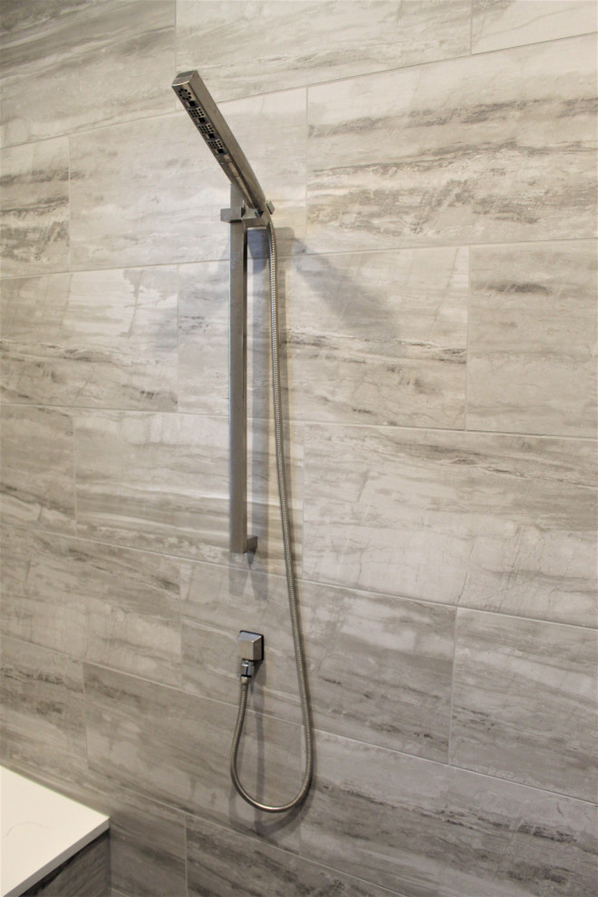 Idee per una stanza da bagno chic di medie dimensioni con vasca freestanding, pavimento con piastrelle in ceramica, porta doccia scorrevole e panca da doccia