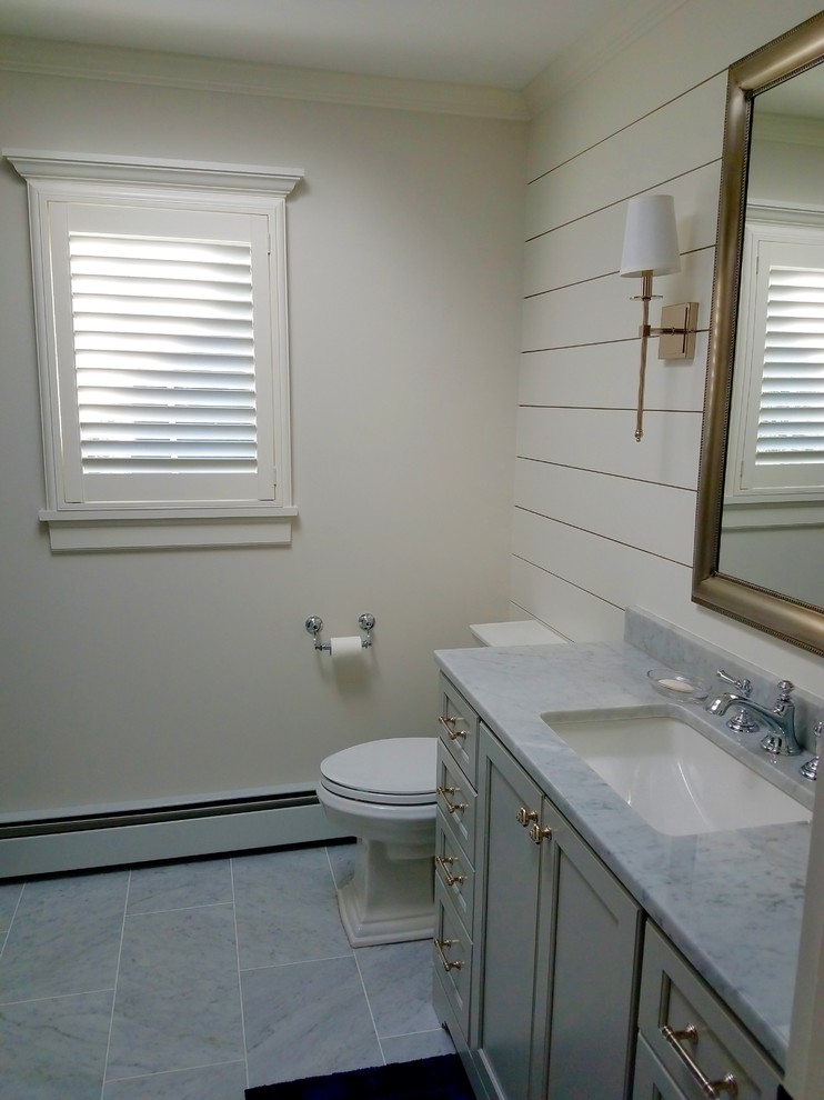 На фото: ванная комната среднего размера в стиле неоклассика (современная классика) с фасадами с утопленной филенкой, серыми фасадами, душем в нише, унитазом-моноблоком, белыми стенами, мраморным полом, душевой кабиной, врезной раковиной, мраморной столешницей, серым полом, душем с распашными дверями, серой плиткой и плиткой кабанчик