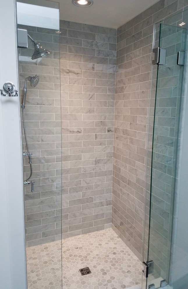 Idéer för att renovera ett mellanstort vintage badrum med dusch, med luckor med infälld panel, grå skåp, en dusch i en alkov, en toalettstol med hel cisternkåpa, vita väggar, marmorgolv, ett undermonterad handfat, marmorbänkskiva, grått golv, dusch med gångjärnsdörr, grå kakel och tunnelbanekakel