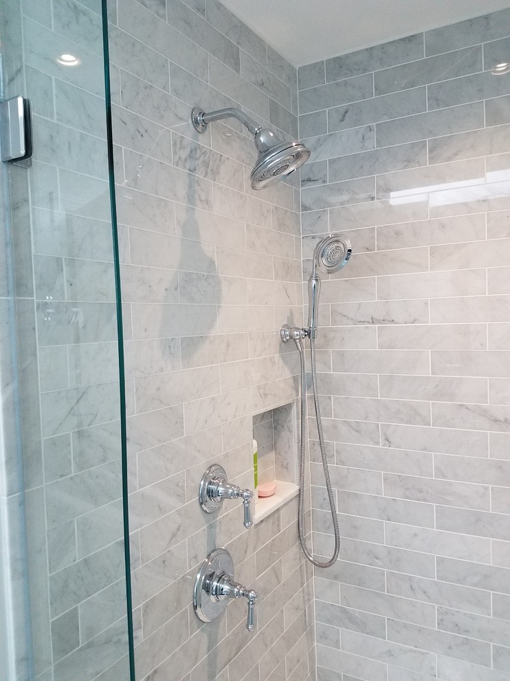 Idéer för mellanstora vintage badrum med dusch, med luckor med infälld panel, grå skåp, en dusch i en alkov, en toalettstol med hel cisternkåpa, grå kakel, tunnelbanekakel, vita väggar, marmorgolv, ett undermonterad handfat, marmorbänkskiva, grått golv och dusch med gångjärnsdörr