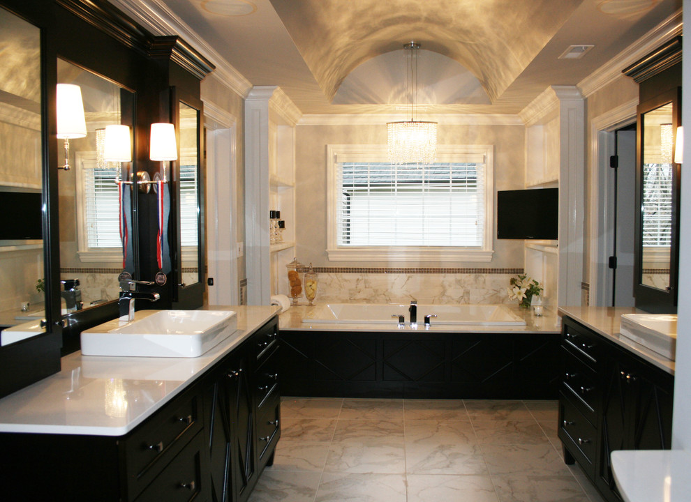 Свежая идея для дизайна: ванная комната в классическом стиле с столешницей из искусственного кварца, белой плиткой и каменной плиткой - отличное фото интерьера