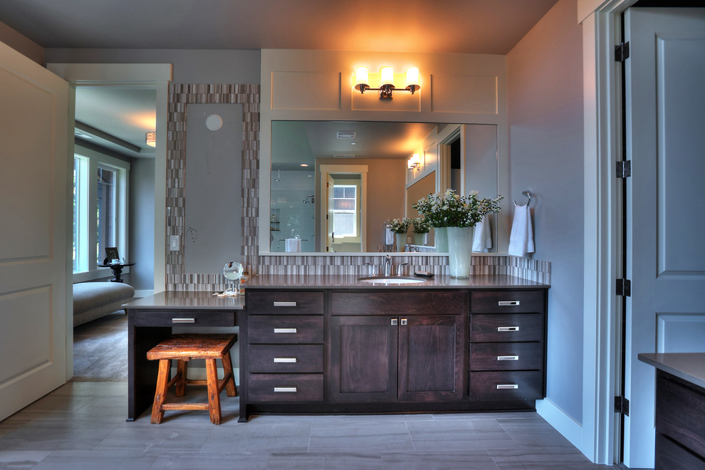 Idéer för stora vintage en-suite badrum, med ett undermonterad handfat, luckor med profilerade fronter, skåp i mörkt trä, bänkskiva i kvartsit, grå kakel, grå väggar och kalkstensgolv