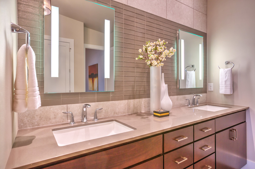 Großes Modernes Badezimmer En Suite mit Unterbauwaschbecken, flächenbündigen Schrankfronten, hellbraunen Holzschränken, Quarzit-Waschtisch, grauen Fliesen, Glasfliesen und grauer Wandfarbe in Seattle