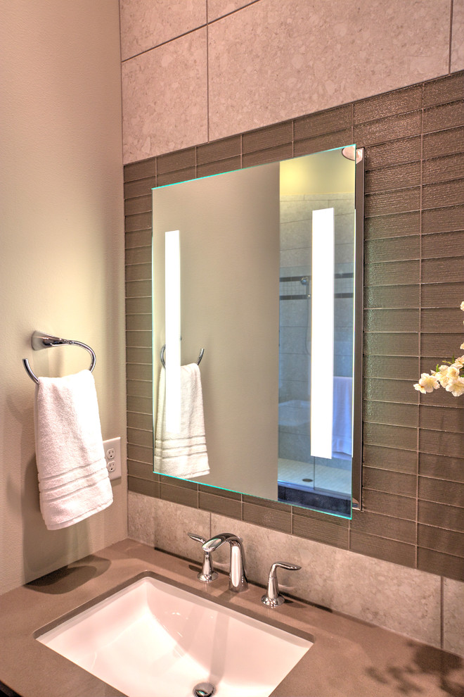 На фото: большая главная ванная комната в современном стиле с врезной раковиной, серой плиткой, стеклянной плиткой и серыми стенами