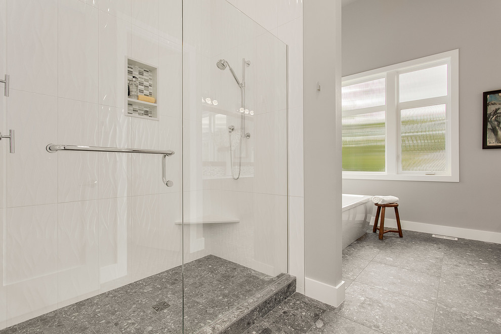 Großes Modernes Badezimmer En Suite mit freistehender Badewanne, Duschnische, weißen Fliesen und grauer Wandfarbe in Seattle