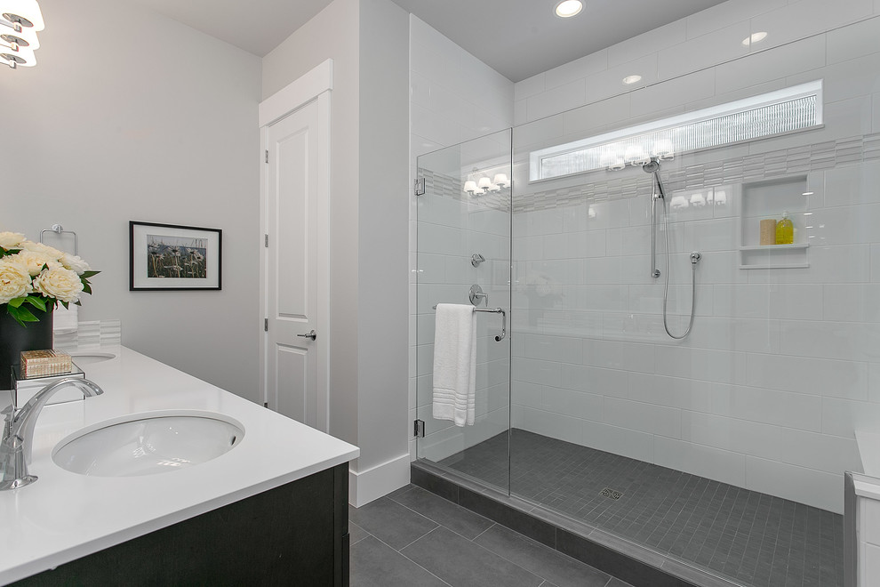 Idéer för ett stort klassiskt en-suite badrum, med skåp i shakerstil, skåp i mörkt trä, en dusch i en alkov, vit kakel, grå väggar, ett undermonterad handfat och bänkskiva i kvarts
