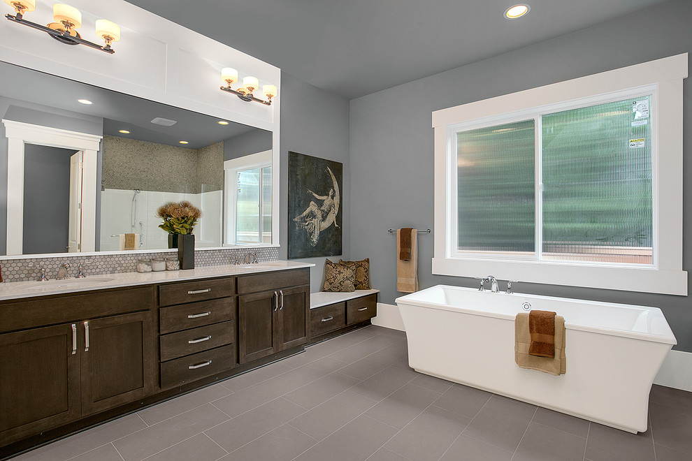 Klassisches Badezimmer En Suite mit Schrankfronten im Shaker-Stil, dunklen Holzschränken, freistehender Badewanne, grauen Fliesen, grauer Wandfarbe und Unterbauwaschbecken in Seattle