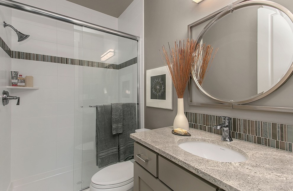 Exemple d'une douche en alcôve chic avec WC séparés, un lavabo encastré et un mur gris.
