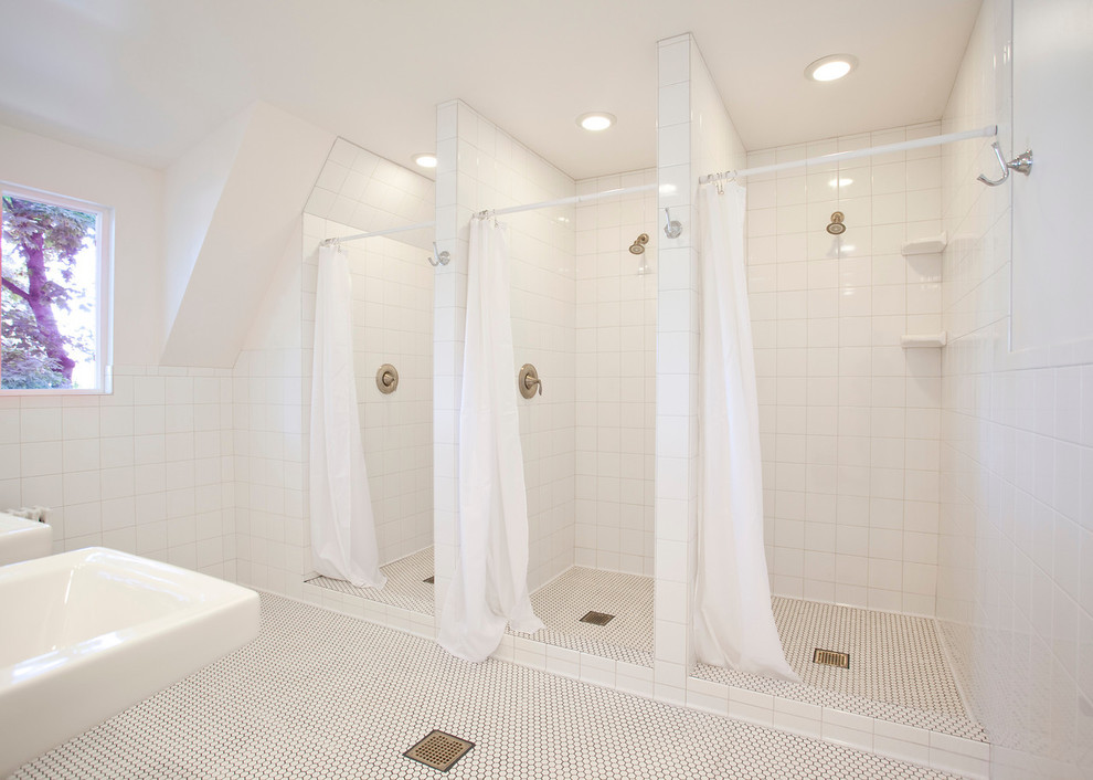 На фото: детская ванная комната среднего размера в классическом стиле с душем в нише, белой плиткой, керамогранитной плиткой, белыми стенами, полом из мозаичной плитки, подвесной раковиной, белым полом и шторкой для ванной с