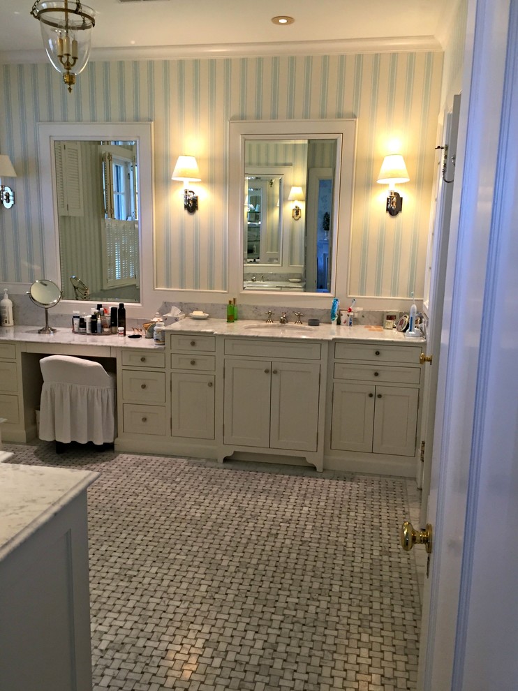 На фото: большая главная ванная комната в классическом стиле с фасадами в стиле шейкер, белыми фасадами, ванной в нише, белой плиткой, каменной плиткой, разноцветными стенами, мраморным полом, врезной раковиной и мраморной столешницей